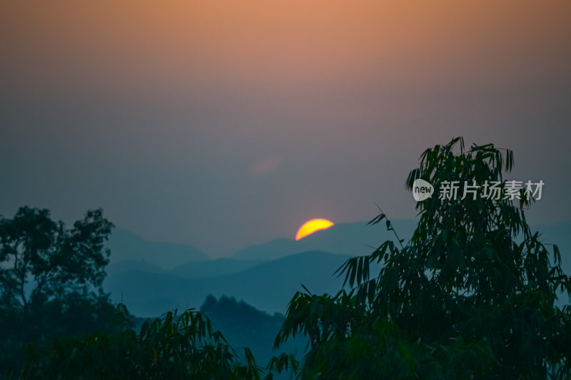 晴朗天气，群山中的日落