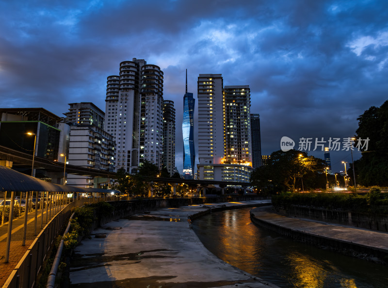 马来西亚吉隆坡莫迪卡石油双子塔夜景航拍