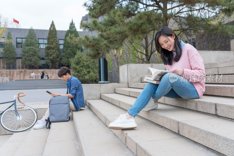 大学生在校园里学习