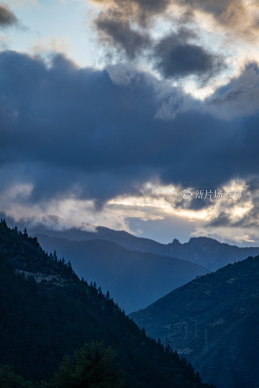 四川阿坝藏族羌族自治州四姑娘雪山风貌