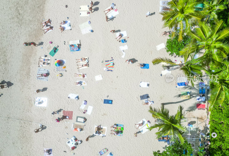 海南省三亚市大东海冬季沙滩海岸线上游客