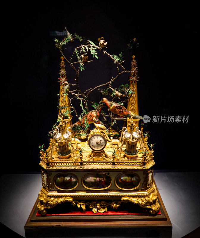 故宫博物院英国铜镀金嵌珐琅转花鸟音水法钟