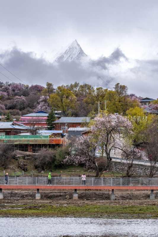 西藏林芝地区藏王故里桃花沟云雾高原村庄