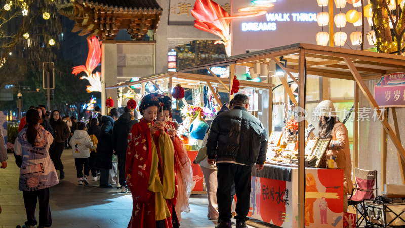 成都铁像寺水街新年氛围吸引市民打卡游玩