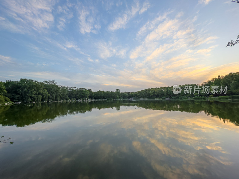 湖边天空树林建筑倒影