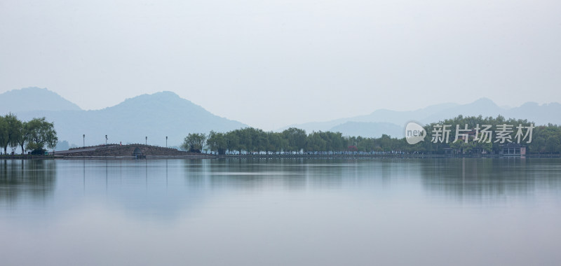 杭州西湖白堤断桥自然山水景观