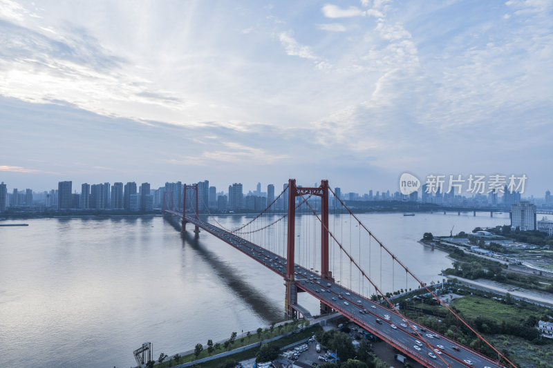 暮色下的城市桥梁壮丽全景