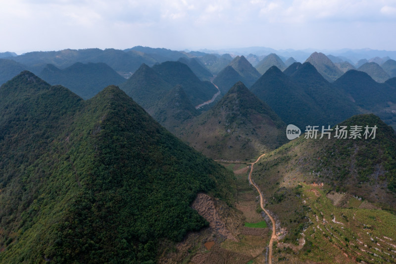 山脉 山峰 山峦 云雾缭绕的山峰