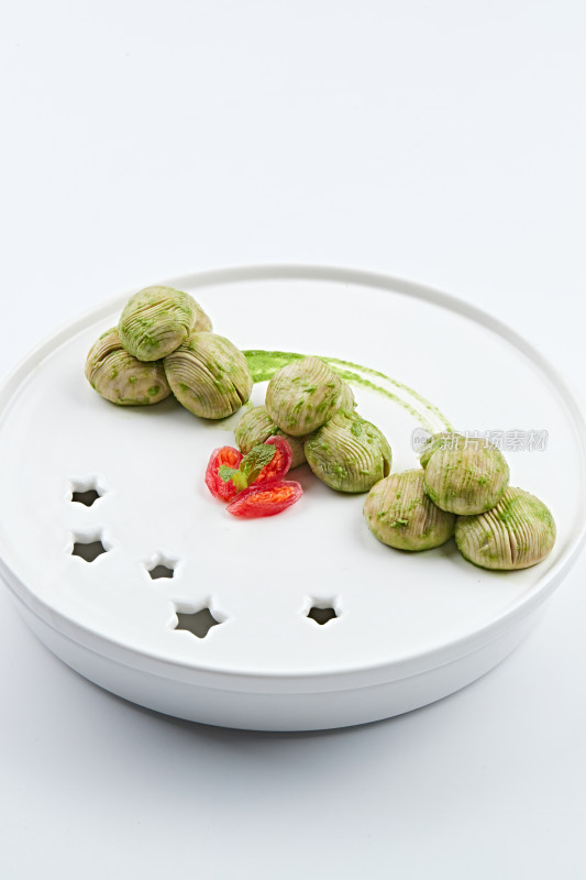 白色瓷餐具装的抹茶鲜口蘑
