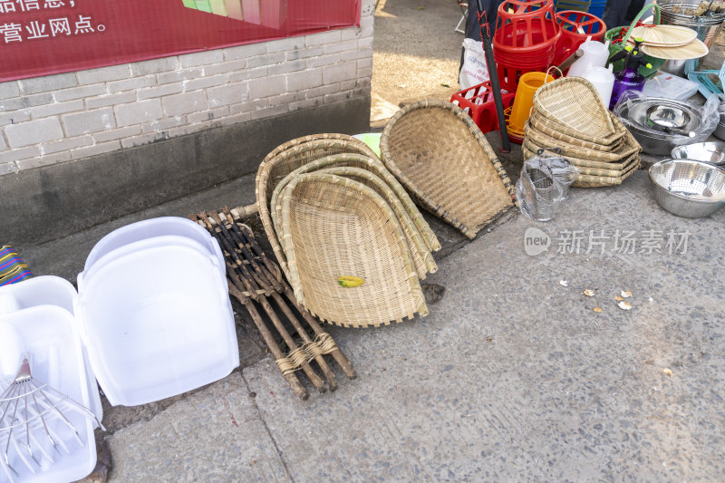 乡村集市上摆地摊售卖的筲箕