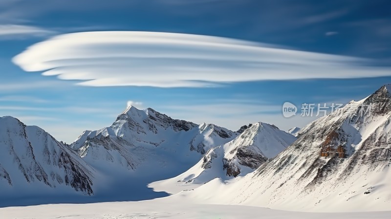 冬季唯美雪景雪山海报背景配图高清摄影图