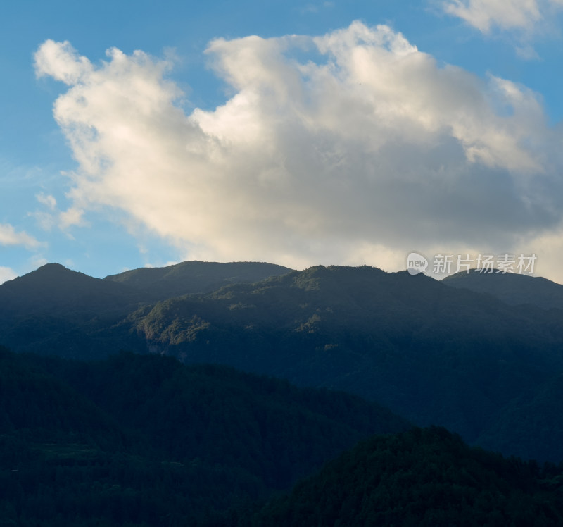 云影覆青山