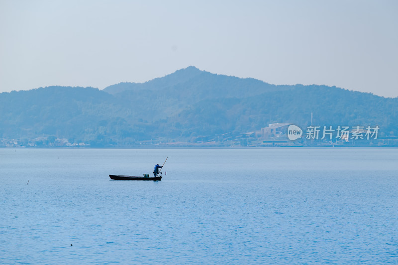 冬日晴朗的午后，浙江宁波东钱湖户外风光