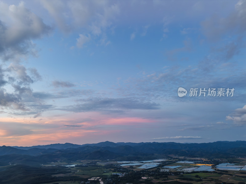 航拍夕阳余晖下的乡村田野