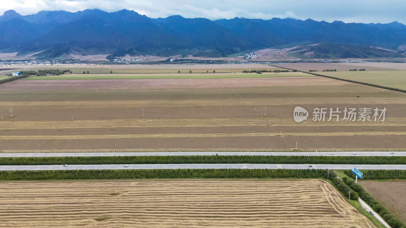 大西北地区一望无际农业种植地的公路航拍图