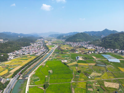 航拍蓝天白云下的青山河流村庄风光