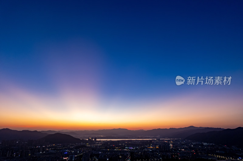 广东肇庆城市夜幕降临晚霞航拍摄影图