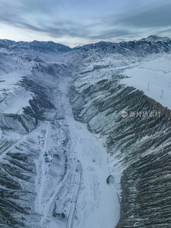 新疆北疆独山子大峡谷纹理雪山高空航拍