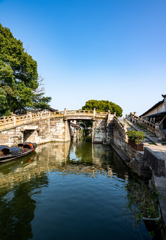 江南水乡石桥与河道景观