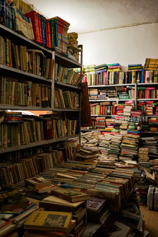 堆满旧书的室内书架场景