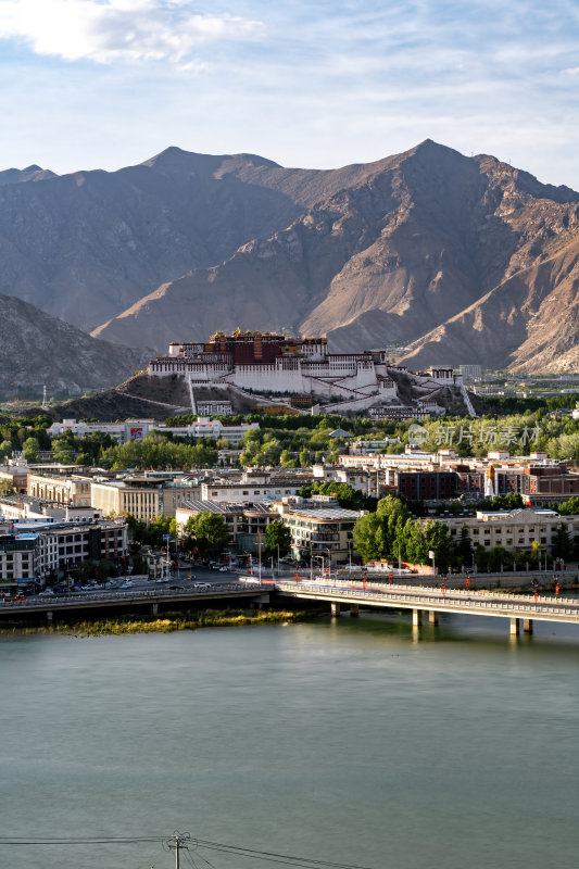 西藏拉萨南山公园远眺高原圣殿布达拉宫全景