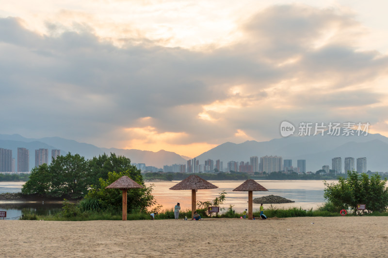 城市湖边沙滩黄昏休闲场景