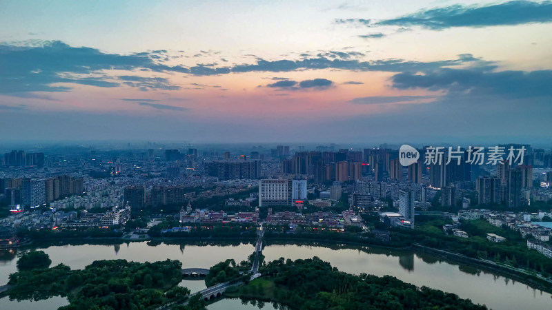 夕阳下的眉山城市风光航拍图