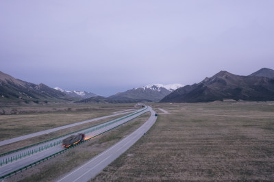 青海省果洛州阿尼玛卿雪山与高速公路