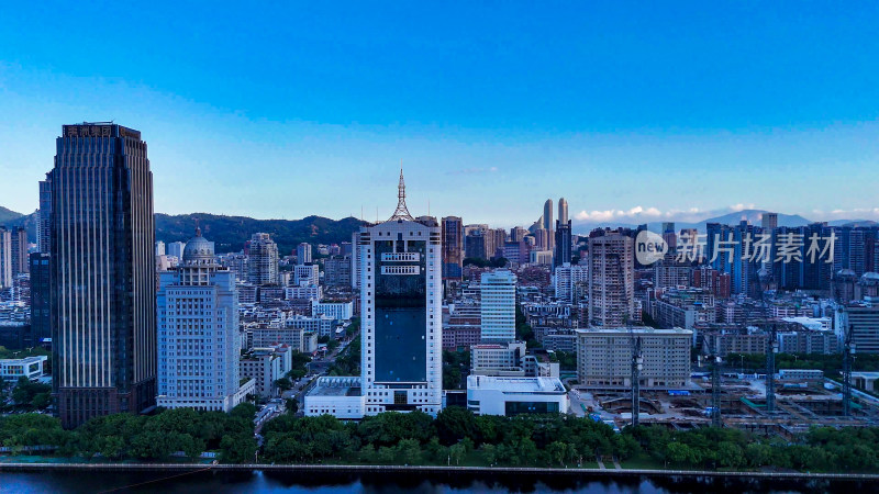 夕阳下福建厦门城市风光航拍图