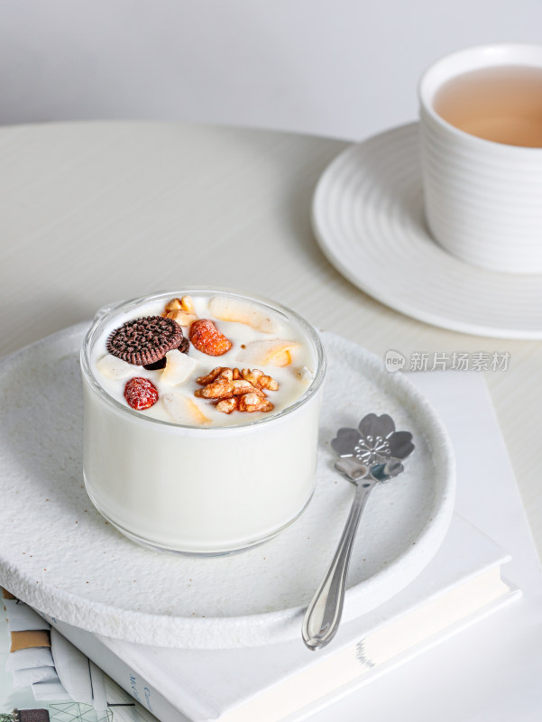白色桌面上的早餐坚果酸奶