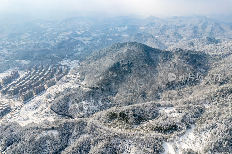 山川丘陵农田冬天雪景航拍图