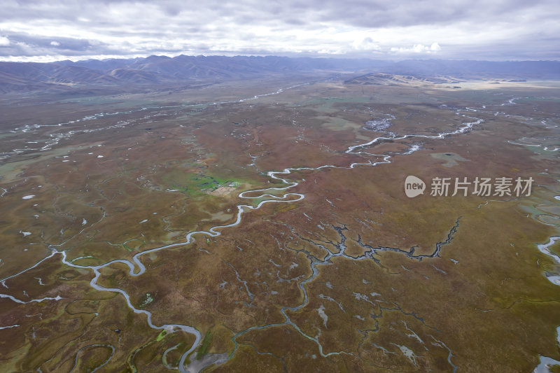 甘肃甘南玛曲阿万仓湿地蜿蜒河道草原航拍