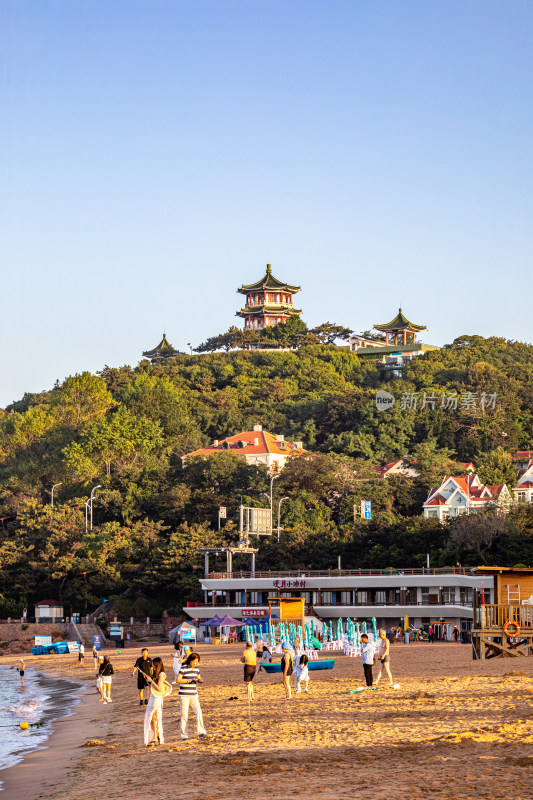 青岛小鱼山第一海水浴场汇红瓦绿树碧海蓝天