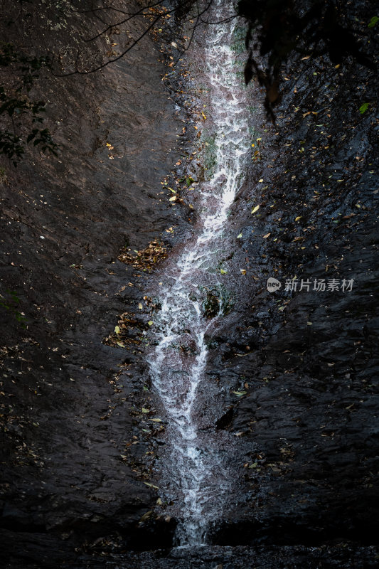 山间溪流岩石自然景象