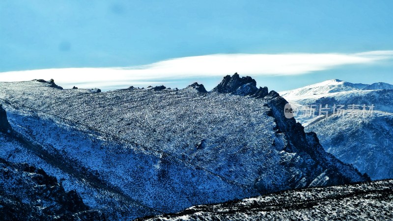 雪后山脉全景，壮丽自然风景的真实展现