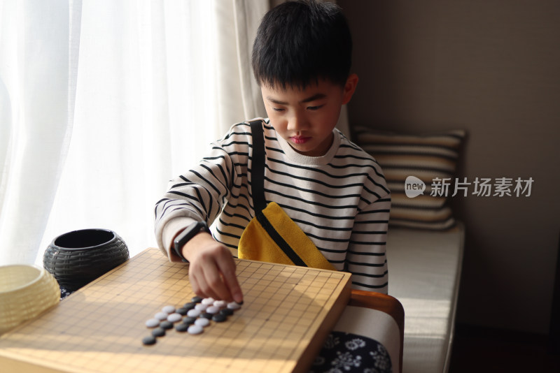 正在下围棋的中国小学生