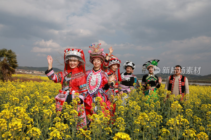 油菜花开春意浓 美丽乡村入画来