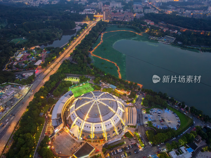 俯瞰南京太阳宫演艺广场和玄武湖荷塘夜景