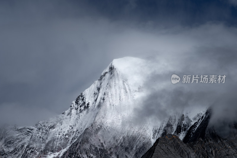 云雾缭绕的山峰稻城亚丁夏诺多吉