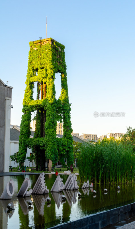 青岛纺织谷爬满绿植的百年水塔景观