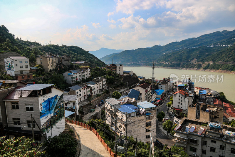 夏日晴空下的长江三峡，西陵峡口，秭归城镇