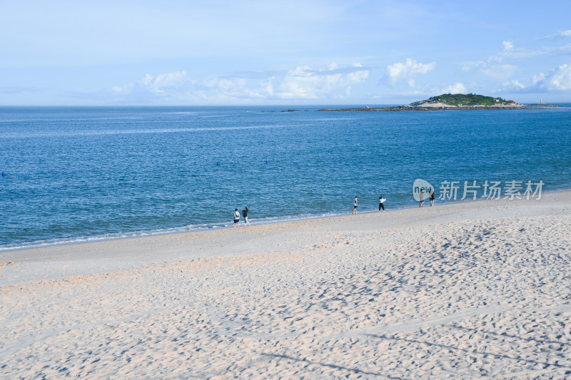 海滩上漫步的人群与海景