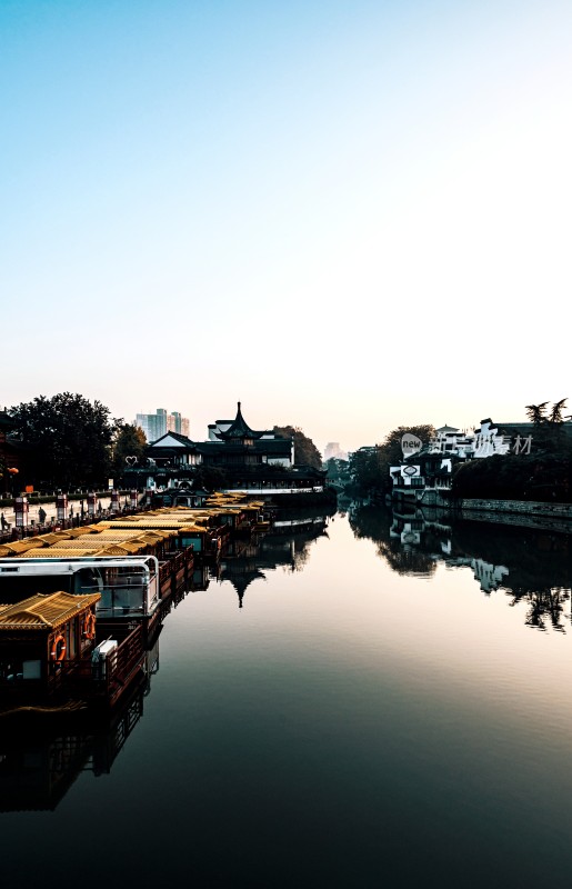 南京夫子庙秦淮河畔古建筑与游船风景