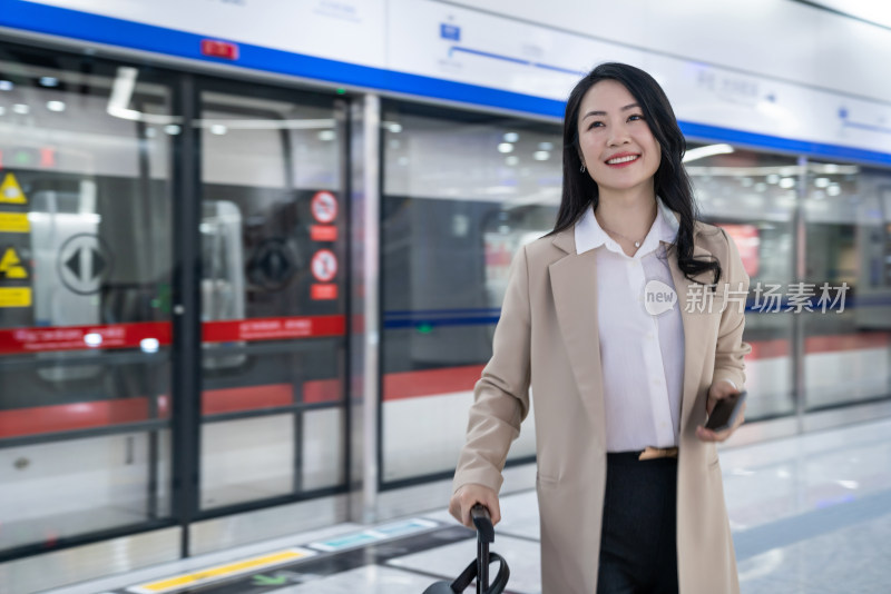 商务女士乘坐地铁