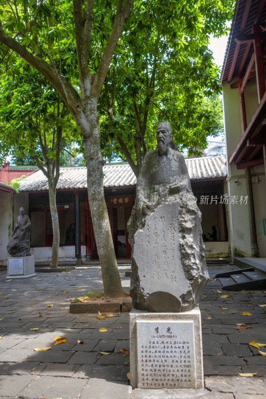 海口市五公祠景区内部的古风建筑和人物雕像