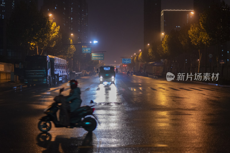 雨中城市夜晚街道