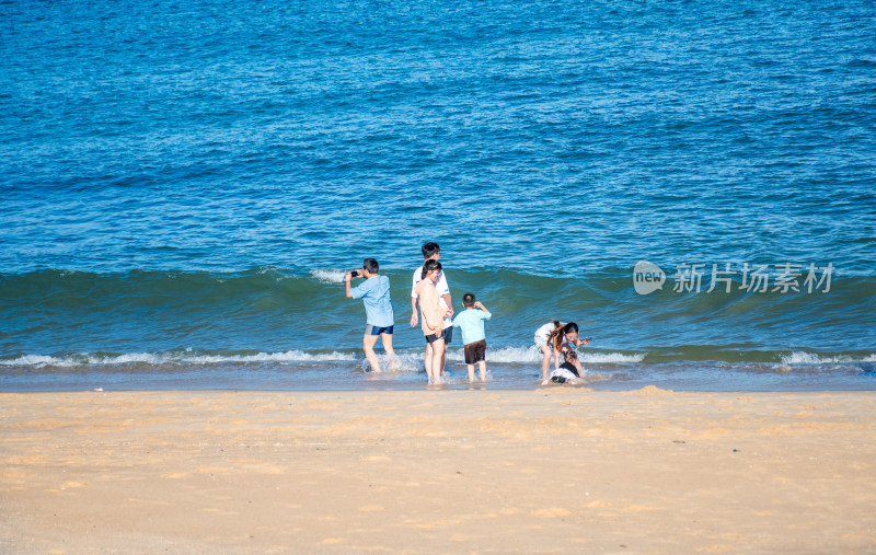 东山岛热闹的海滨沙滩场景