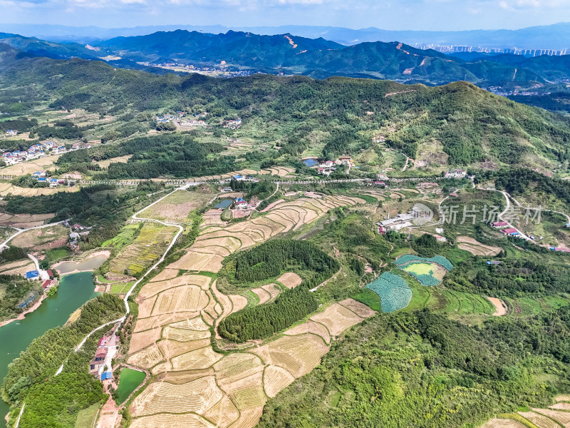 南方丘陵山川农田航拍图