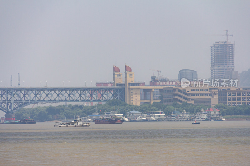 南京长江大桥及江上的货运轮船
