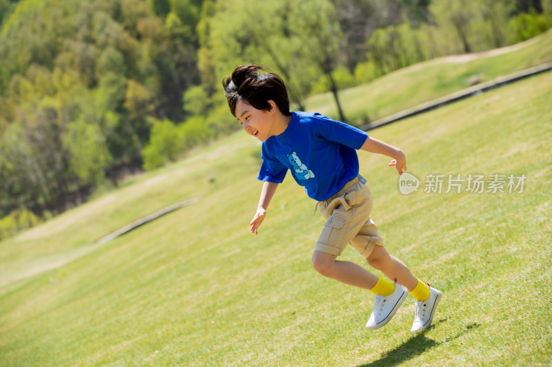 快乐小男孩在草地上玩耍